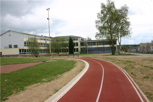 Aménagement piste d'athlétisme, terrains de basket et parking - Sportinfrabouw NV
